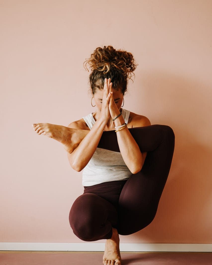 Julia Barth in einer konzentrierten Balance-Haltung