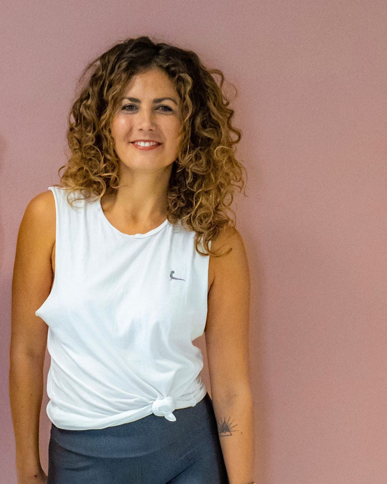 Porträt von Julia Barth vor rosafarbener Wand