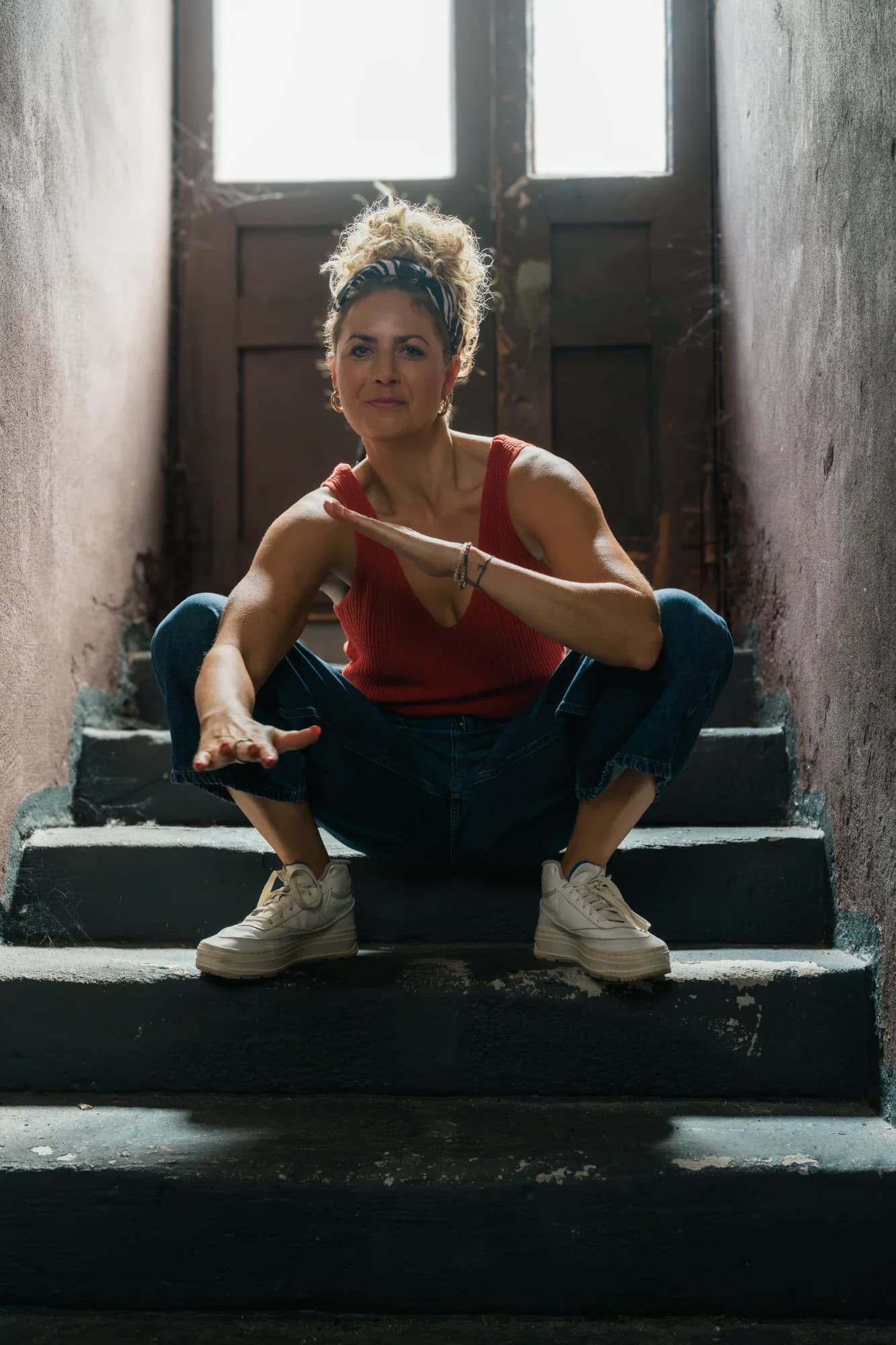 Porträt von Julia Barth auf der Treppe